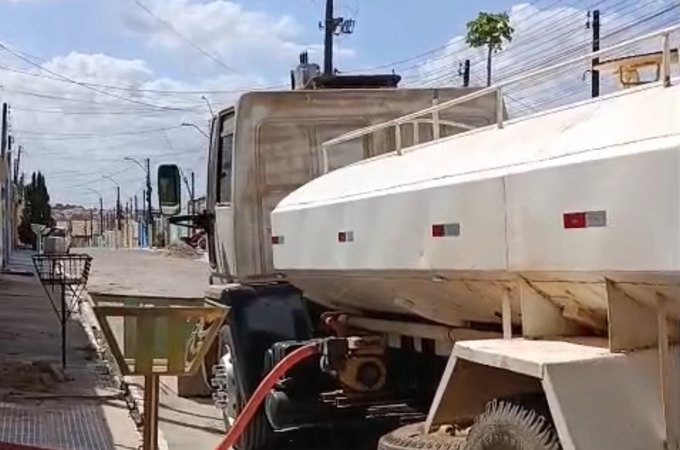 Falta de água leva moradores de Arapiraca a depender de carros-pipa
