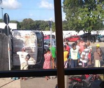 Caminhão tomba em Maceió e motorista fica preso na cabine