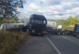 Carreta tomba e tanque com óleo diesel se desprende do veículo em Teotônio Vilela