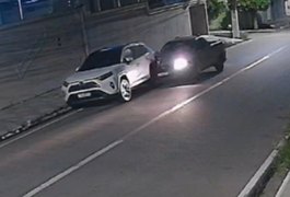 Motorista atinge carro estacionado em rua vazia no Centro de Arapiraca e vai embora após danos provocados