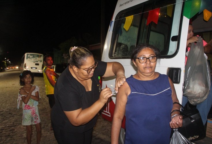 Ação Vacina no Braço, Pão na Mão imuniza cerca de 800 pessoas contra Influenza em Penedo