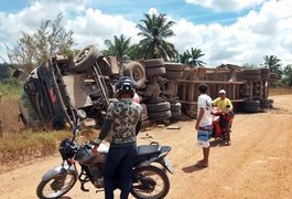 Sem freios, caminhão tomba na zona rural de São Miguel dos Campos