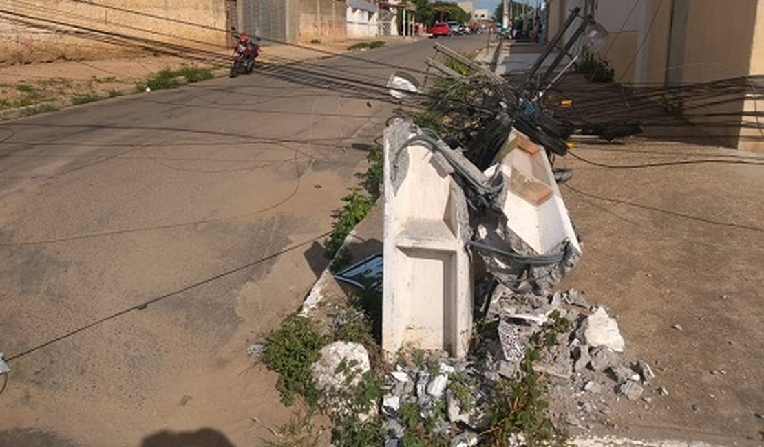 VÍDEO. Caminhão arrasta fiação, derruba poste e deixa usuários sem energia, no bairro Cavaco