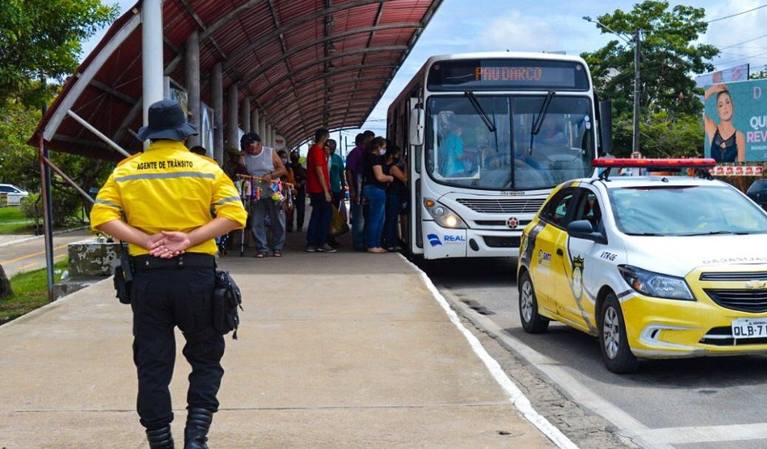SMTT fiscaliza excesso de passageiros em transportes coletivos do município