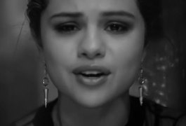 Selena Gomez fala com emoção sobre clipe feito para seu namorado Justin Bieber