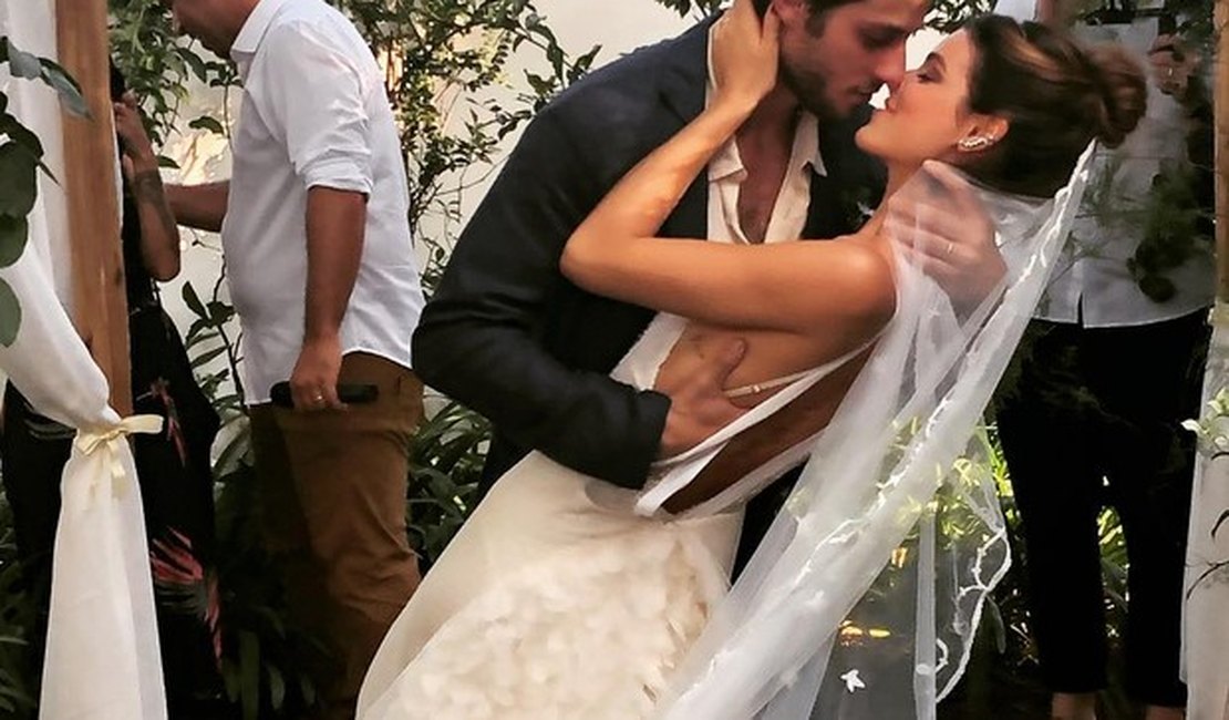 Chay Suede e Laura Neiva se casam em São Paulo