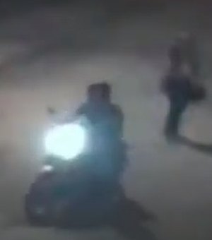 Câmeras de segurança de residência flagram momento em que criminosos roubam motocicleta, em Arapiraca