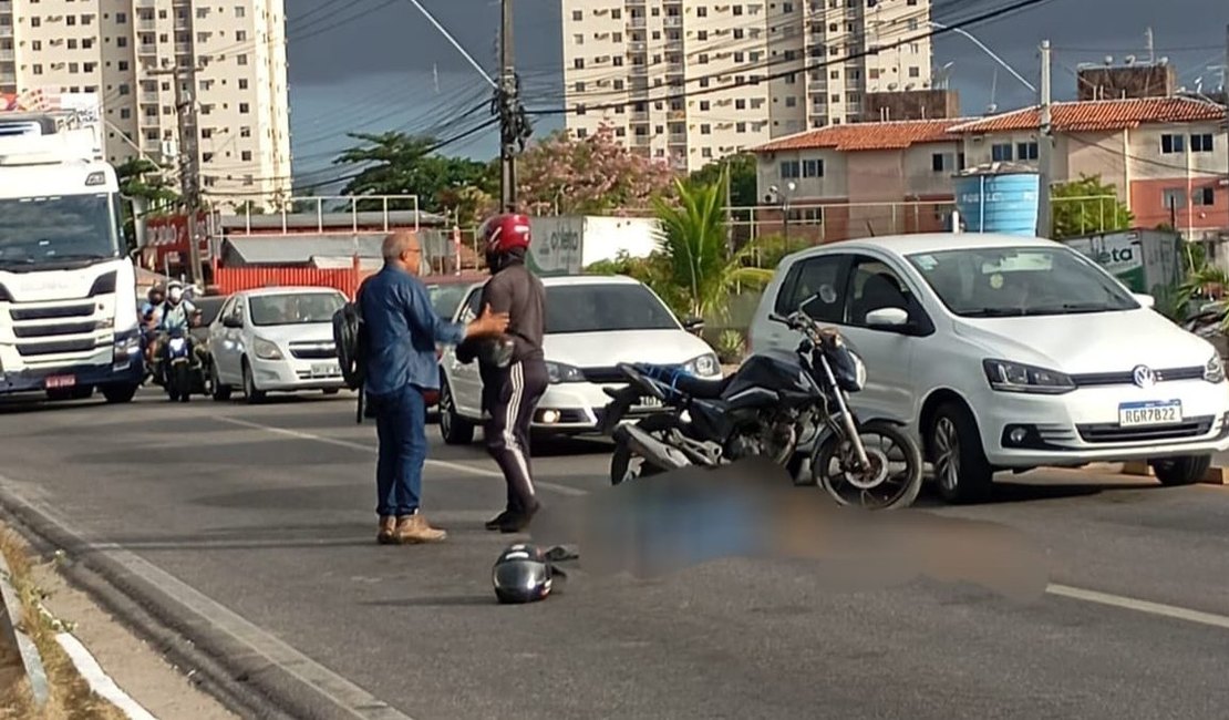 Passageira cai de moto por aplicativo e tem crânio esmagado por carro em Maceió
