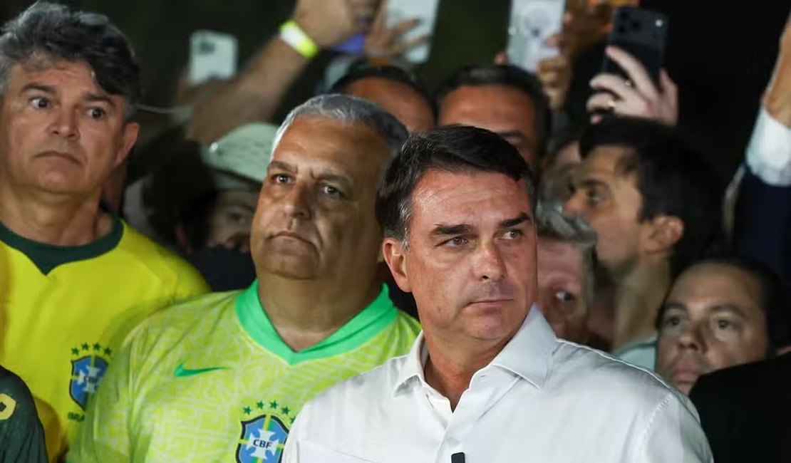 PL, partido de Flávio Bolsonaro, reconhece resultado da eleição, mas cobra esclarecimentos