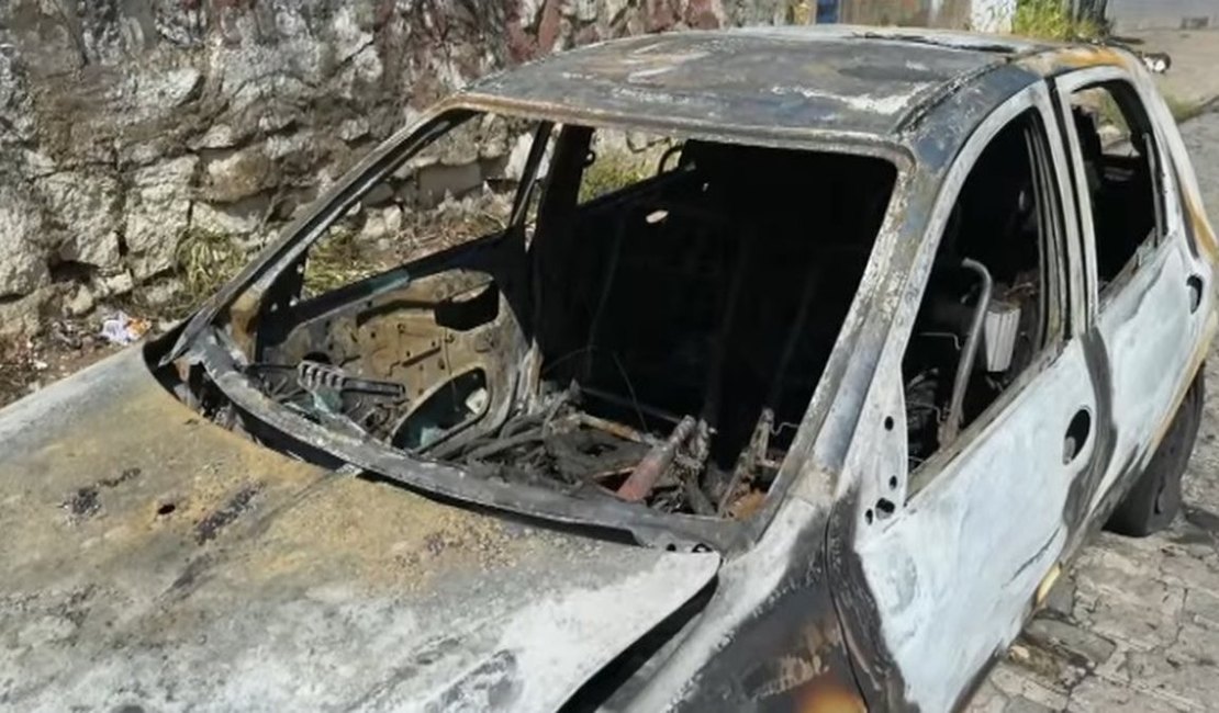Carro é consumido por incêndio na Ladeira Bonfim; motorista consegue sair a tempo