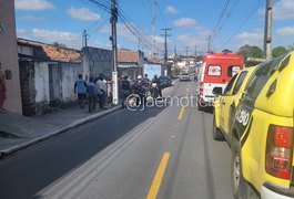 Vizinho pede para ver bateria de carro e desfere golpe com faca no pescoço de vendedor, em Arapiraca