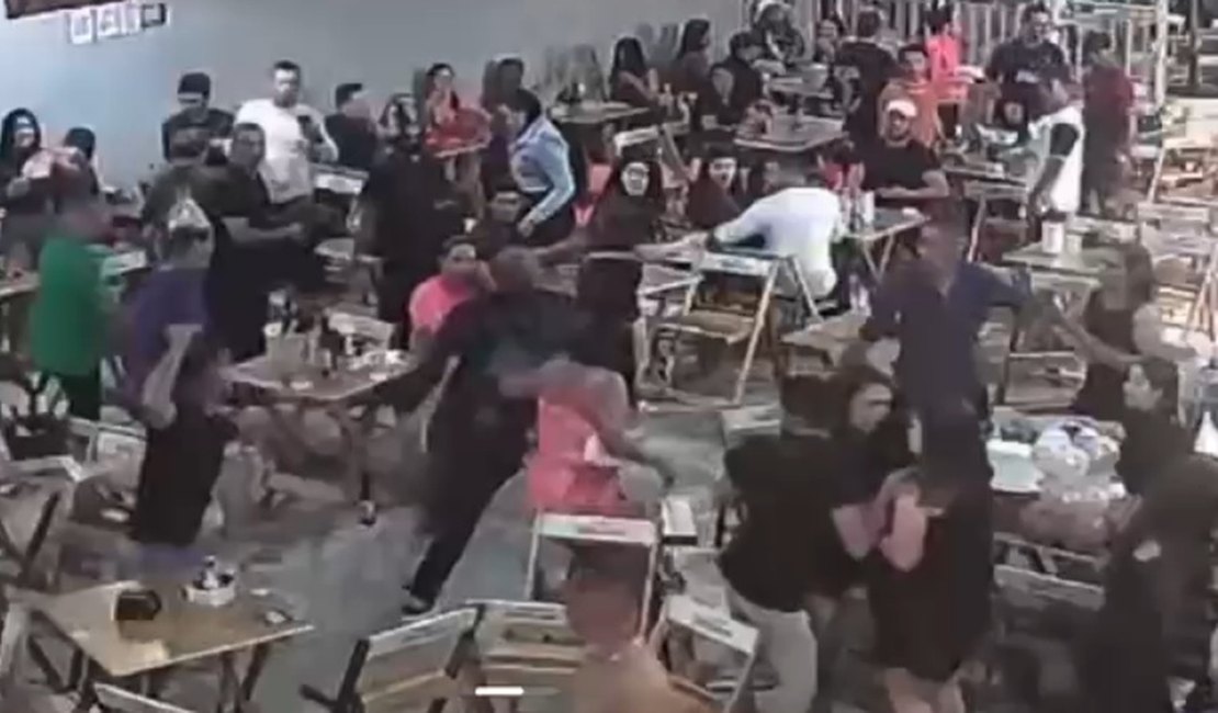 VÍDEO: Homem persegue segurança com faca dentro de petiscaria lotada no Bosque das Arapiracas; autor foi preso em flagrante