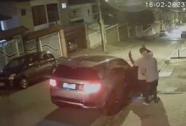 VÍDEO: Cantor Péricles é vítima de assalto e tem carro roubado por criminoso