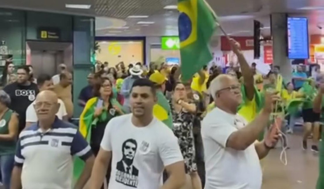 Grupo espera chegada do ex-presidente Jair Bolsonaro no Aeroporto Zumbi dos Palmares