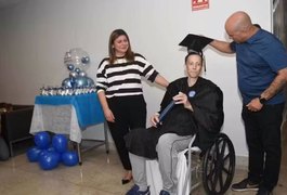 Emocionante: Dez dias antes de morrer, estudante de engenharia ganha festa de formatura em hospital