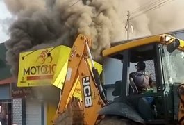 VÍDEO: Loja de peças de moto é atingida por incêndio de grandes proporções em Craíbas