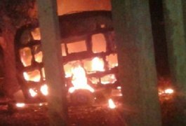 Trailer da PM é incendiado no Litoral Norte de Alagoas
