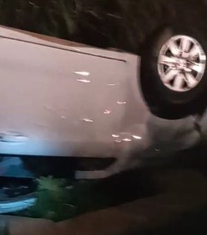 Condutor perde o controle de veículo e capota na rodovia AL-220, em Arapiraca