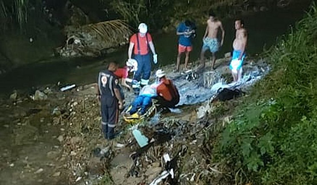 Motociclista cai de barranco com aproximadamente 5 metros e vai parar em córrego, em Maceió