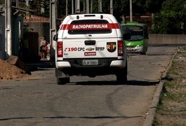 Suspeito morre em troca de tiros com a polícia; outro fica ferido