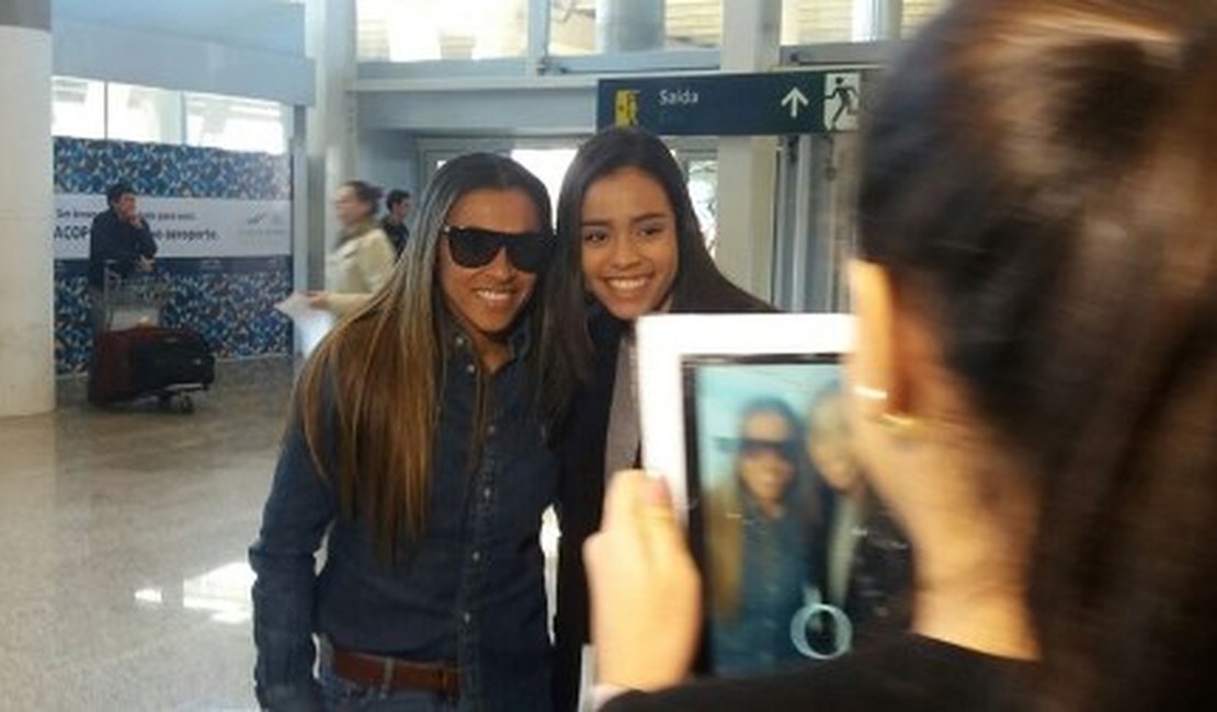 Marta desembarca em São Paulo para se juntar à seleção