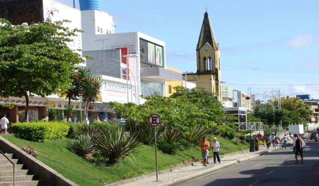 Ladrões arrombam teto de loja e cometem furto no Centro de Arapiraca