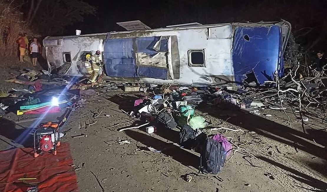 Ônibus que seguia para Alagoas tomba em Minas Gerais e duas pessoas morrem; 34 ficaram feridos