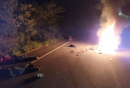 Colisão entre motos resulta incêndio de veículos e três pessoas feridas, na AL 125, Sertão alagoano