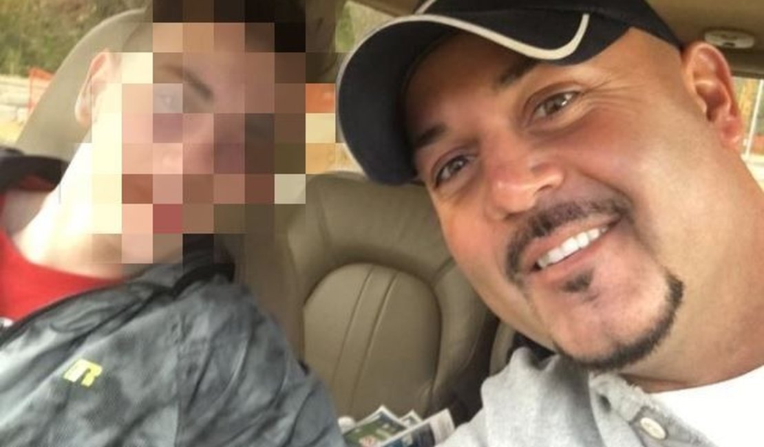 Pai encontra fotos de criança de 2 anos nua no celular do filho e o denuncia à polícia