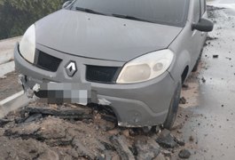 Carro atinge metralha em trecho em obras poucas horas após acidente com motociclista, em Arapiraca