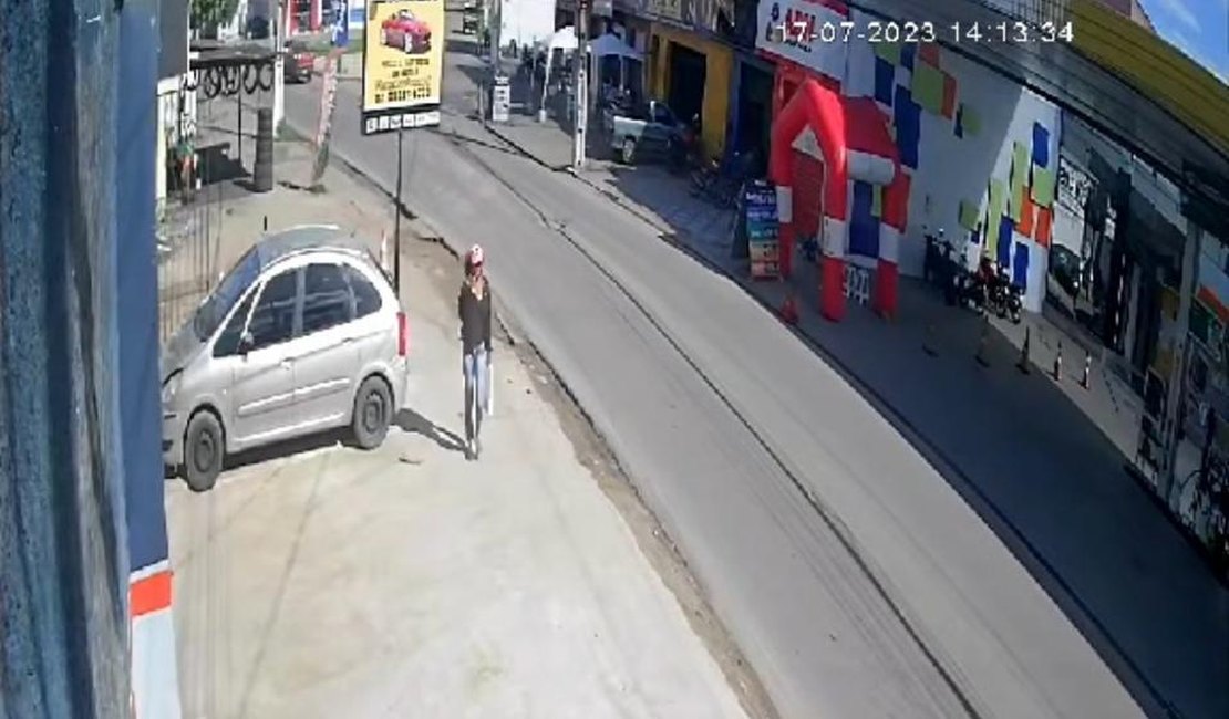 Mulher assalta estabelecimento comercial e deixa proprietária trancada, em Arapiraca