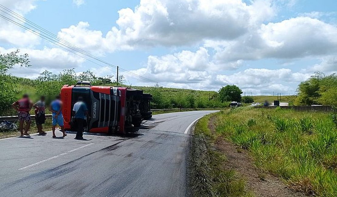 Caminhoneiro perde controle de veículo e toma às margens de rodovia alagoana