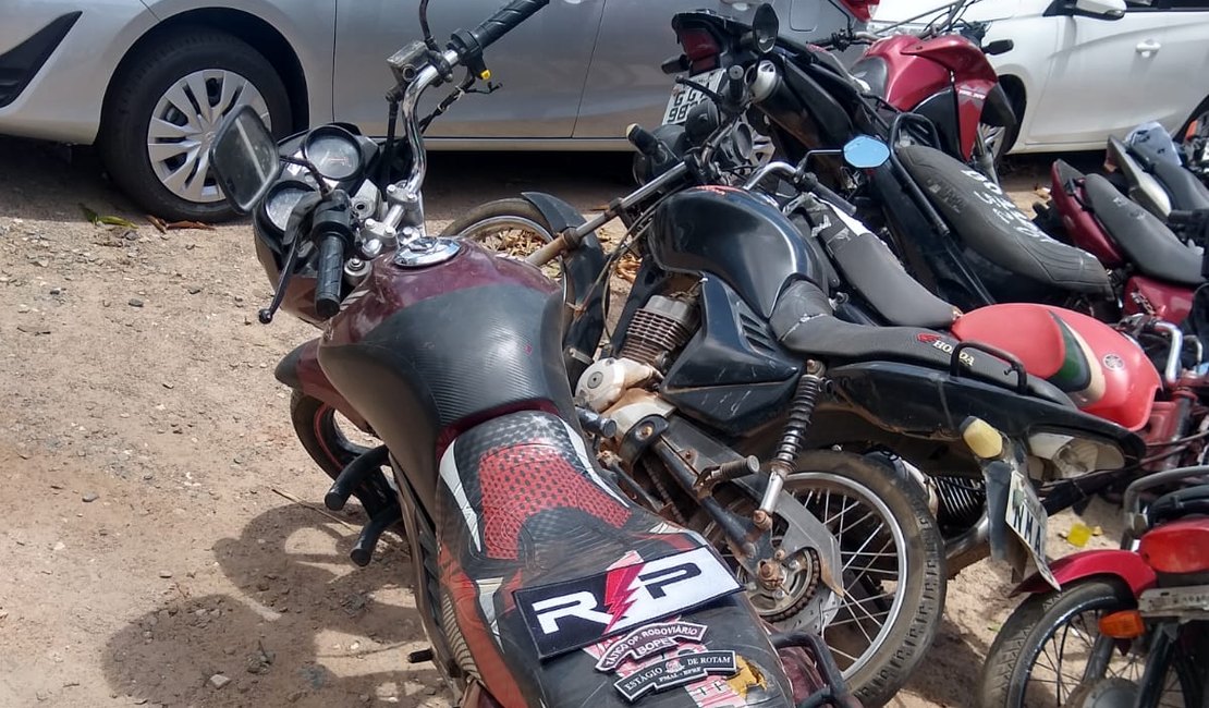 Motocicleta abandonada é encontrada pela polícia na Feira da Troca