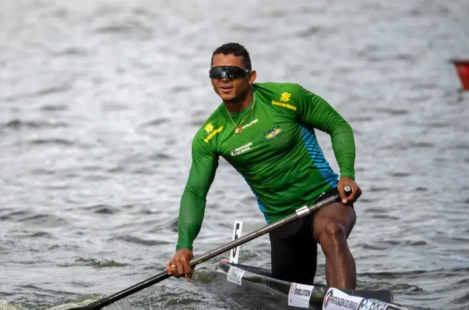 Isaquias Queiroz conquista ouro no Mundial de canoagem