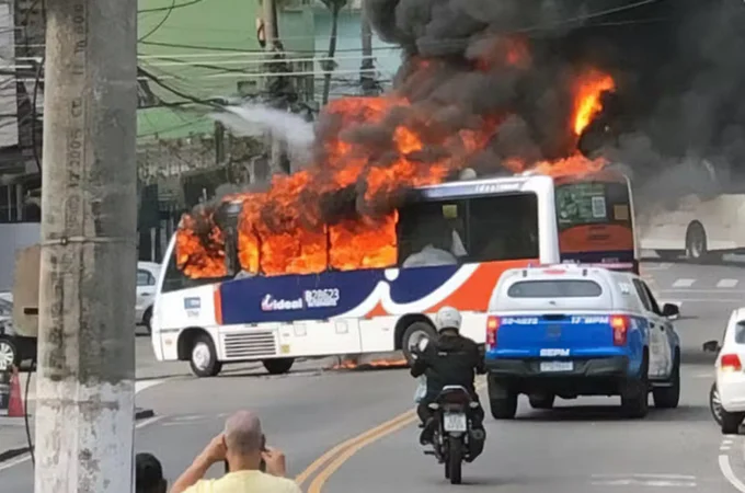 Traficantes tomam 13 ônibus e fecham vias na Ilha do Governador, no RJ, após operação com 4 presos