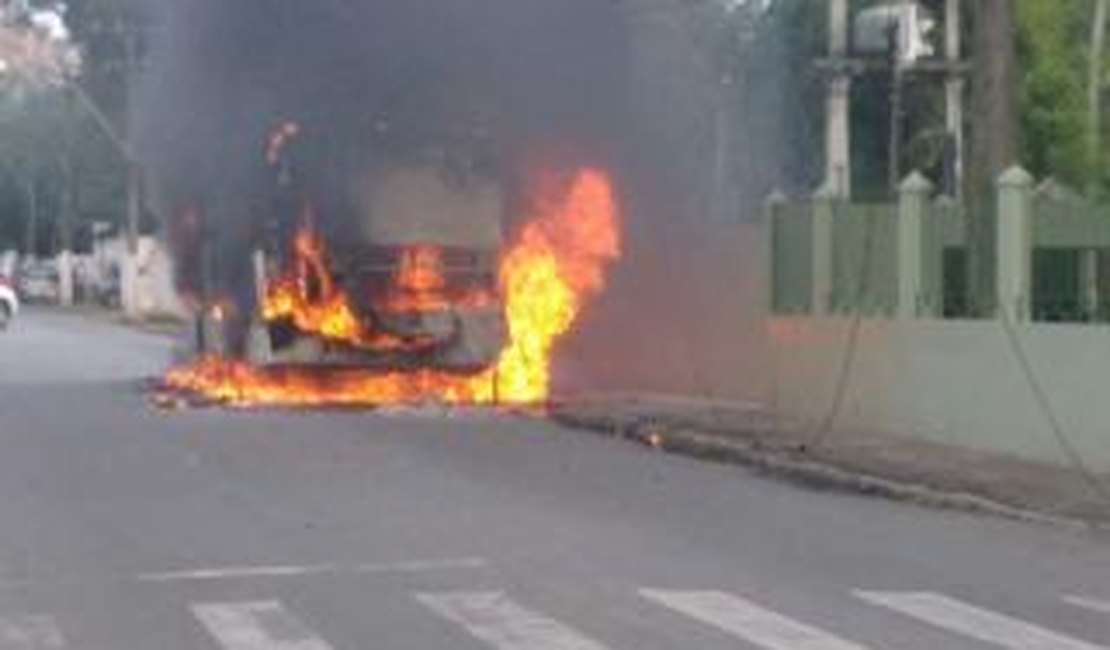 Escuta telefônica mostra detentos planejando incêndio de ônibus em Maceió; ouça