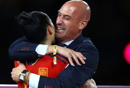 Presidente da Federação Espanhola se desculpa por beijar atleta campeã