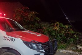 Jovem é encontrado morto em terreno com aproximadamente 40 perfurações de arma branca, em Arapiraca