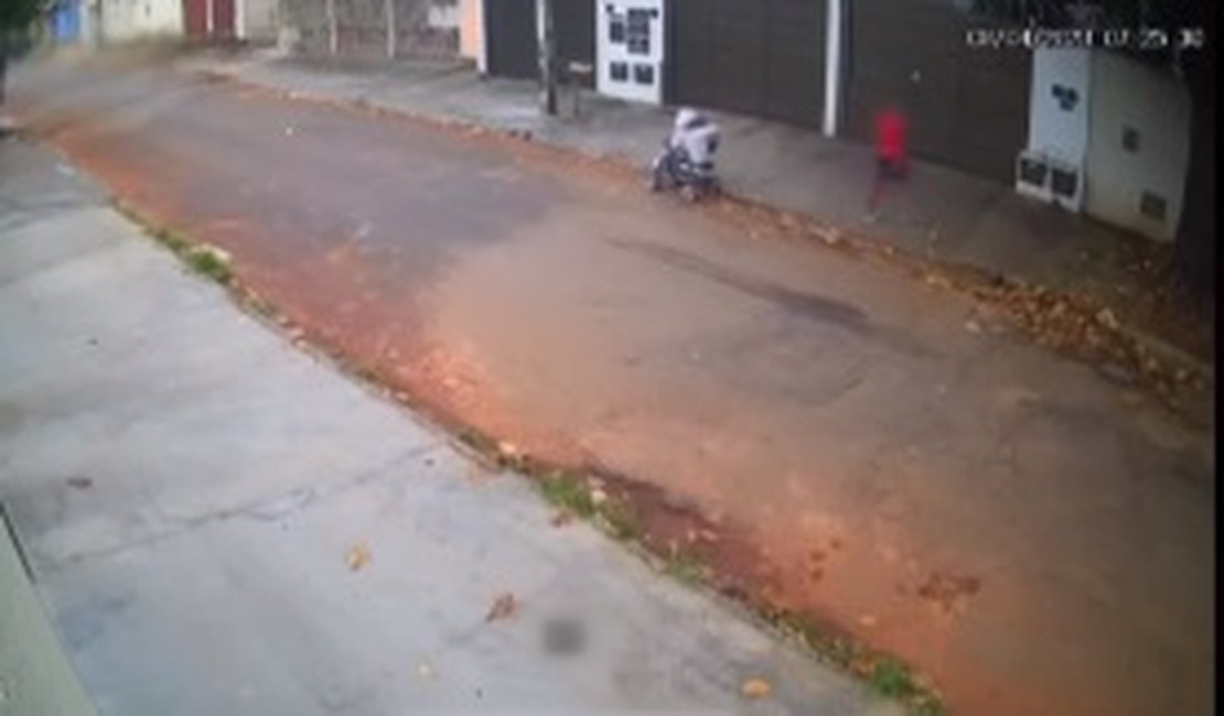 Carrinho com bebê é abandonado no meio da rua, em Goiânia; assista