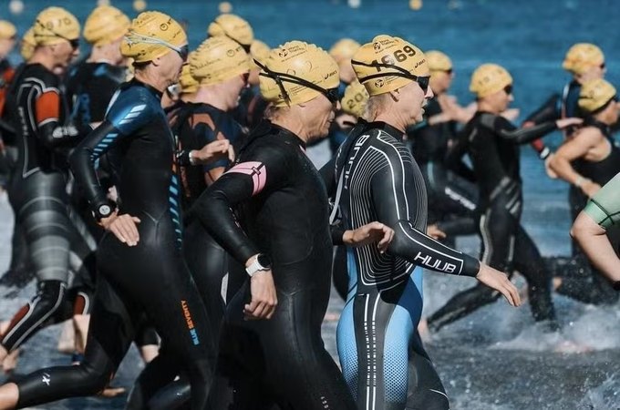 Dois atletas morrem durante prova do Mundial de triatlo na Espanha