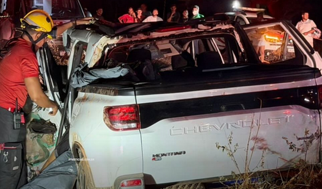 Cinco pessoas da mesma família e homem morrem em colisão em Piranhas; mulheres e criança ficam feridas