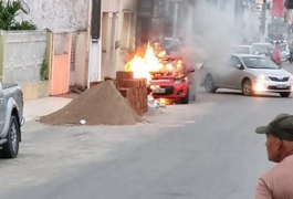 Carro estacionado na rua pega fogo em União dos Palmares