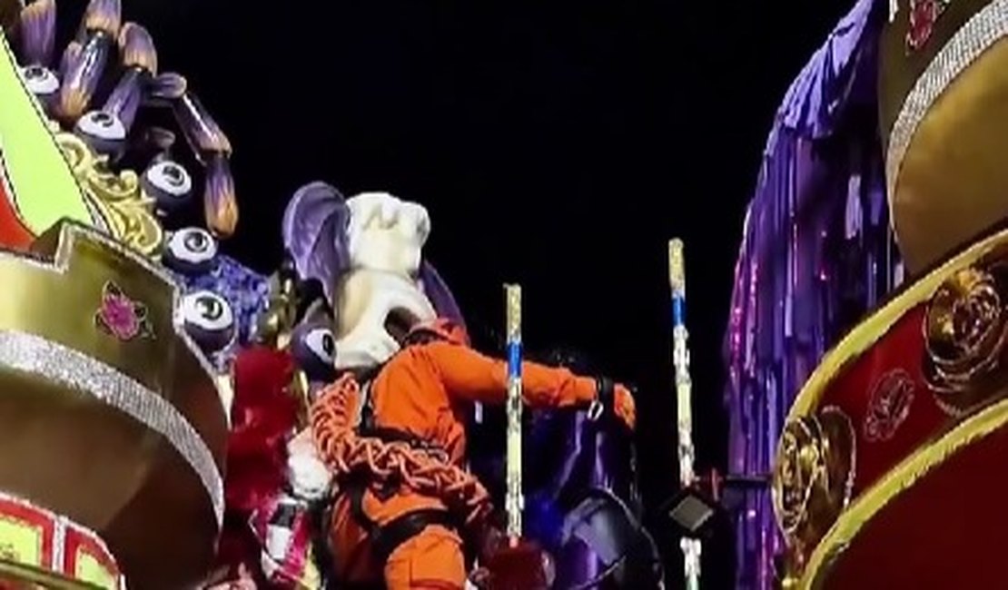 Bombeiros resgatam integrantes da Acadêmicos do Salgueiro em carro alegórico no Rio de Janeiro