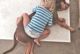 Gisele Bündchen exibe foto da filha abraçando seu cachorro
