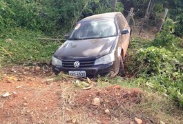 Motorista perde controle e roda veículo na Rua São Roque, em Arapiraca