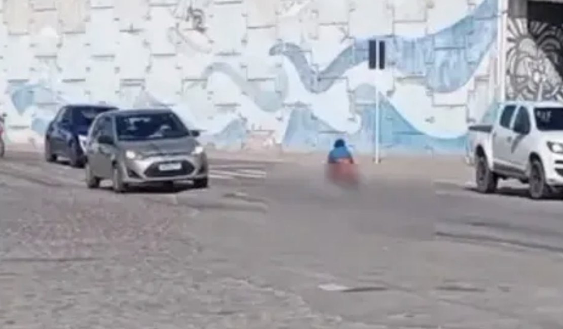 Mulher chama atenção ao usar faixa de pedestres para necessidades fisiológicas em Marechal Deodoro