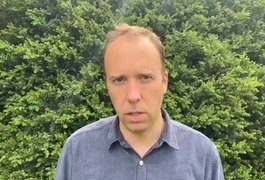 Ministro da Saúde britânico pede demissão após furar quarentena para beijar assistente