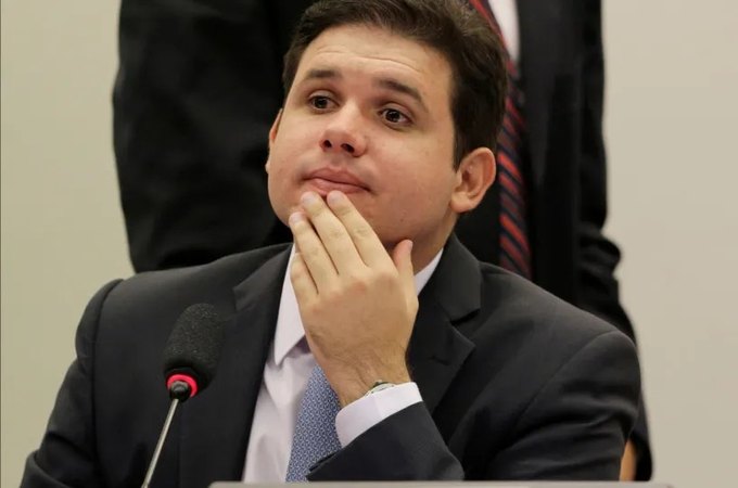 Hugo Motta exige presença em plenário só às quartas e libera voto por celular à noite