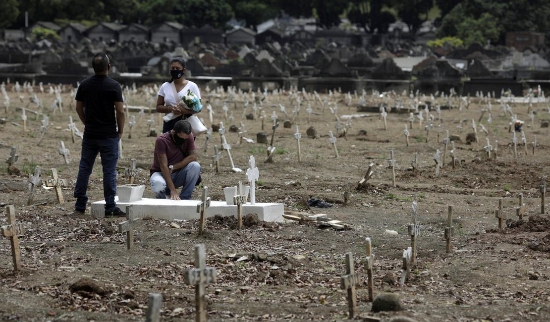 Pela primeira vez desde abril, Brasil registra menos de 20 mil mortes por Covid-19 em um mês,