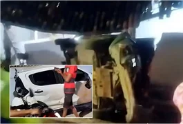 Ônibus escolar colide com oito veículos e destrói fachada de residência, no Centro de Anadia
